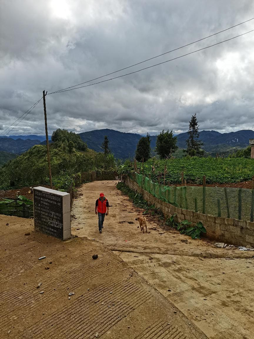 污污漫
-扶贫路上-陈宏